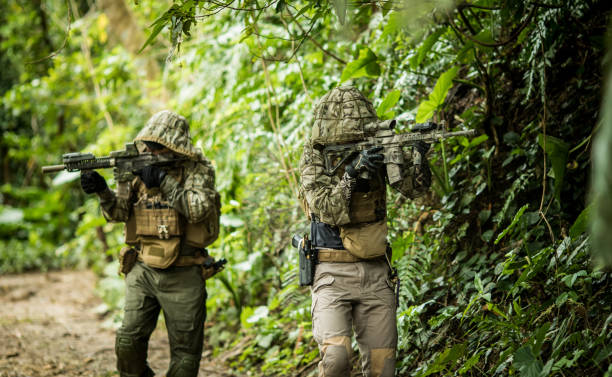 тактические военные страйкбол солдаты в джунглях - hunting two people camouflage rifle стоковые фото и изображения