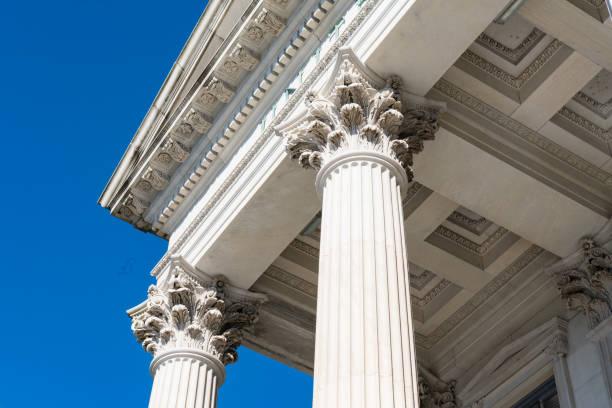 греческие архитектурные колонны - corinthian column стоковые фото и изображения