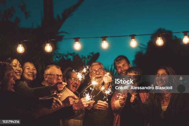 Fröhliche Familienfeier Mit Sekt Bei Der Nächtlichen Party Im Freiengruppe Von Menschen Mit Unterschiedlichem Alter Und Ethnizität Die Draußen Spaß Habenfreundschaft Vorabend Und Feier Konzept Stockfoto und mehr Bilder von Familie