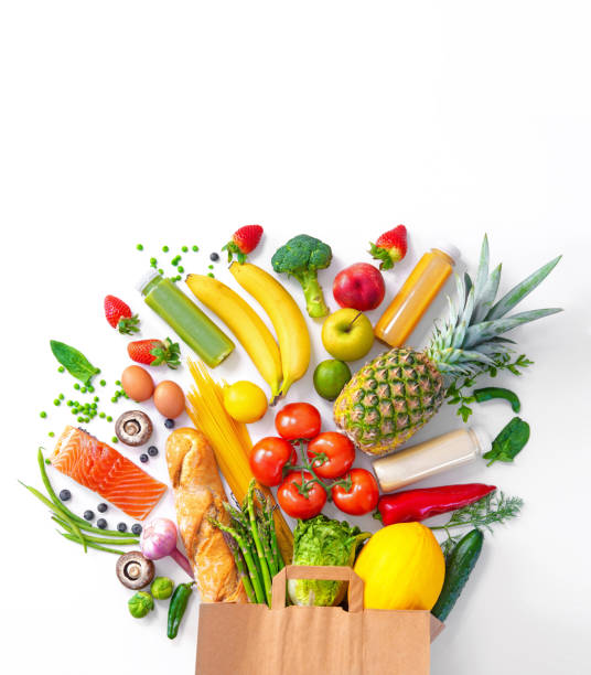 bolsa de compras con comestibles llenos de verduras frescas y frutas - salad directly above salmon food fotografías e imágenes de stock