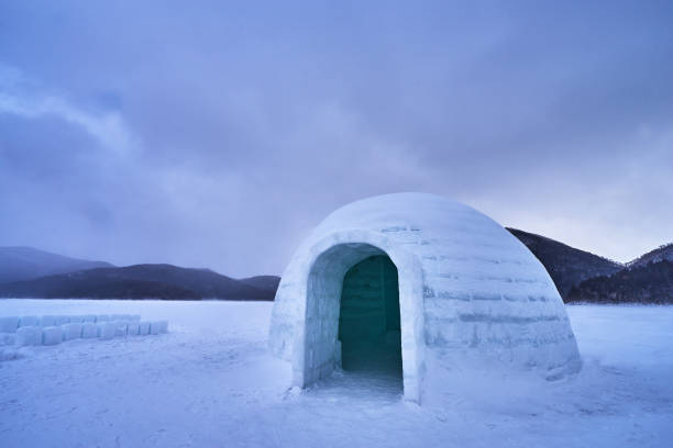 красивая сценическая в деревне ice igloo на озере шикарибецу в городе обхиро, япония. - igloo стоковые фото и изображения