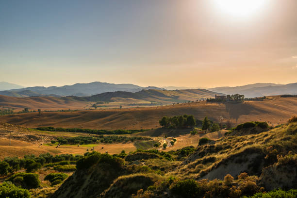 paisaje del atardecer de verano en val d'agri, basilicata - south texas fotografías e imágenes de stock