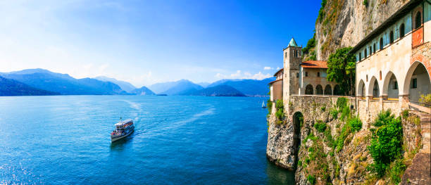 monastério pitoresco eremo di santa caterina no lago bonito maggiore.  itália - varese - fotografias e filmes do acervo