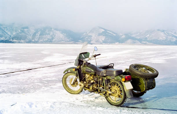 russisches motorrad auf baikal. - baikalsee stock-fotos und bilder