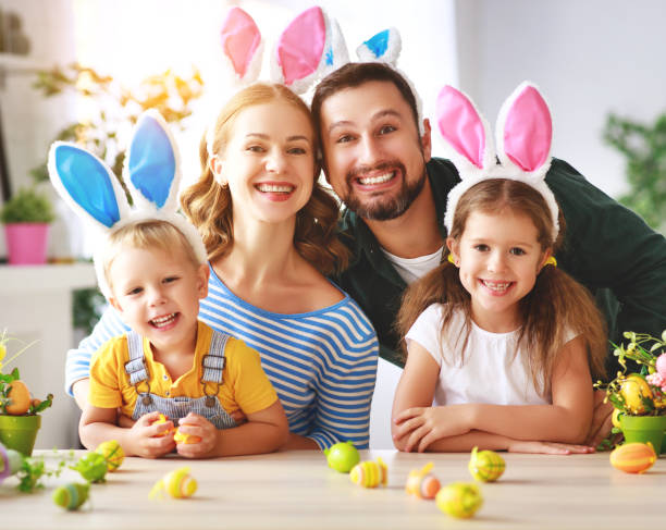 wielkanoc. szczęśliwa rodzina matka ojciec i dzieci przygotowują się do domu wakacyjnego z jajami - easter baby rabbit eggs zdjęcia i obrazy z banku zdjęć