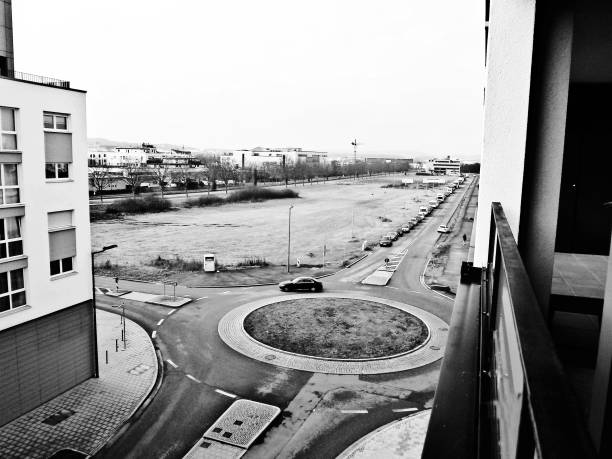 roundabout near residential buildings in flugfeld boebligen stuttgart - germany. black and white image - plattenbau homes architectural detail architecture and buildings imagens e fotografias de stock