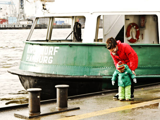 水の輸送: 母と子ハンブルクフィンケンヴェルダー駅でボートを出発, ドイツ - freight transportation passenger ship nautical vessel shipping ストックフォトと画像