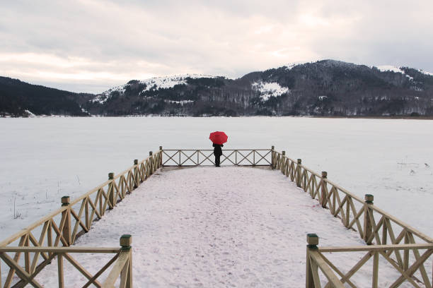 Donne che tengono l'ombrello rosso - foto stock