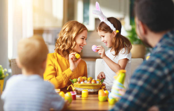 wesołych świąt! matka rodziny, ojciec i dzieci malują jajka na wakacje - easter baby rabbit eggs zdjęcia i obrazy z banku zdjęć