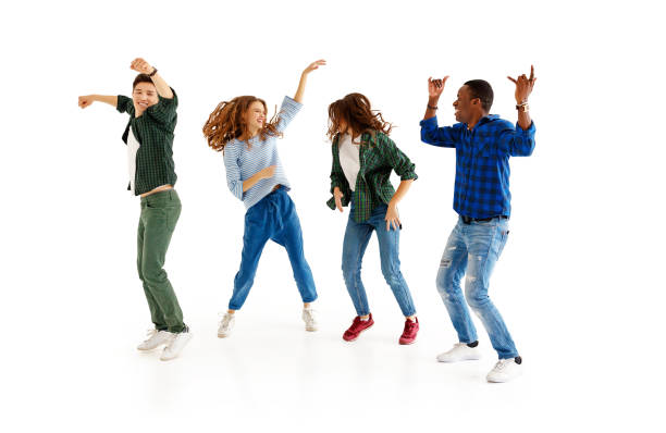 쾌활 한 젊은 사람들의 그룹 남성과 여성 흰색 배경에 고립 - dance 뉴스 사진 이미지