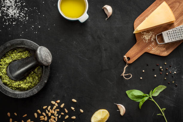 zielone pesto bazyliowe - włoskie składniki przepisu na czarnej tablicy z góry - pesto sauce italian culture pine nut photography zdjęcia i obrazy z banku zdjęć