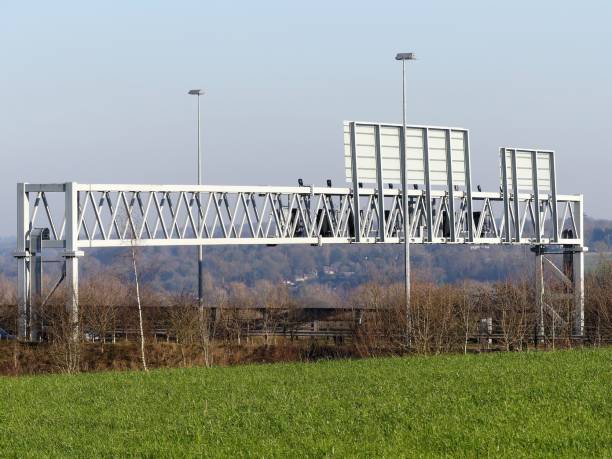 m25 motorway gantry, hertfordshire - overhead gantry sign stock-fotos und bilder