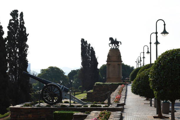 Cannon And Monument At Union Buildings Of South Africa A 5 inch breech-loading naval gun and Delville Wood  War Memorial replica in front of the Union buildings overlooking the Meintjieskop terraced gardens, Pretoria, South Africa union buildings stock pictures, royalty-free photos & images