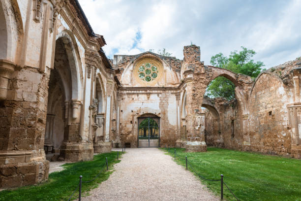 ピエドラ修道院の教会跡 - ピエドラ修道院 スト��ックフォトと画像