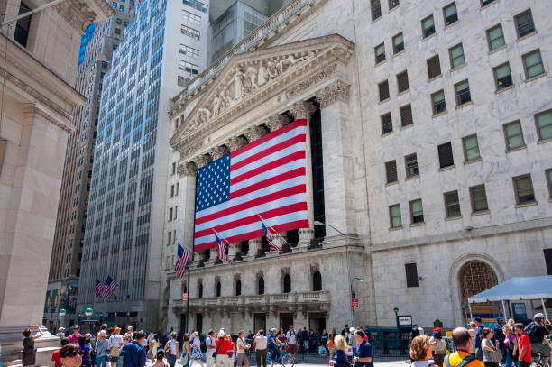 die fassade der new yorker börse in der wall street - wall street new york stock exchange american flag manhattan financial district stock-fotos und bilder