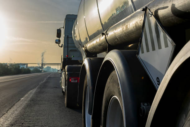 caminhão de petroleiro do combustível - built structure truck trucking fuel storage tank - fotografias e filmes do acervo