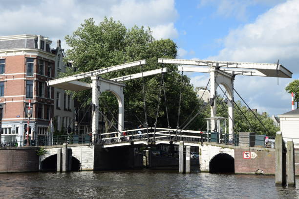 pont skinny à amsterdam - magere brug photos et images de collection