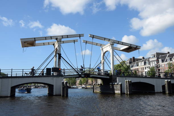 pont skinny à amsterdam - magere brug photos et images de collection