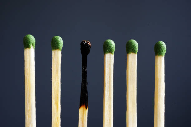 burnout at work and over exhausted concept. line of matches and one burnt. - burning the candle at both ends imagens e fotografias de stock
