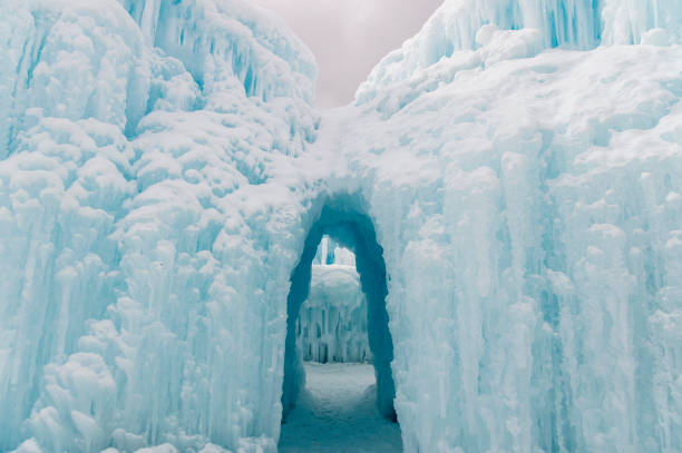 vista di tunnel interessanti e formazioni di ghiaccio a un festival invernale - icicle hanging snow moving down foto e immagini stock