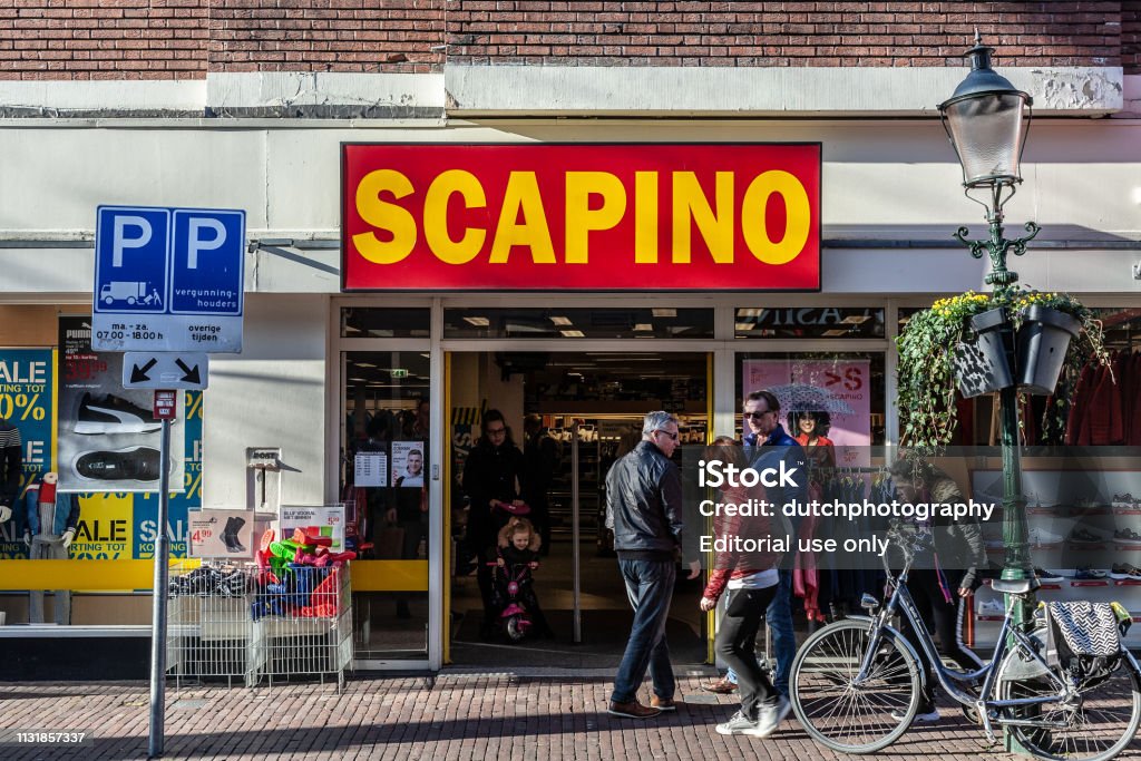 Bengelen Ritmisch deelnemer Scapino Shoes Store In Amersfoort The Netherlands Stock Photo - Download  Image Now - Horizontal, Netherlands, People - iStock
