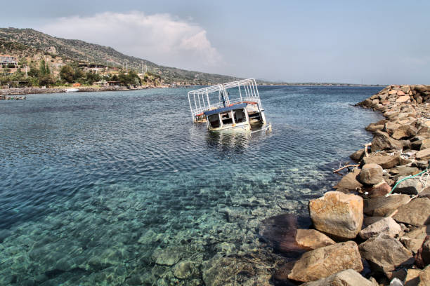 una barca di pescatori semisommersa - ayvacık foto e immagini stock