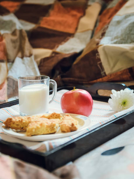 печенье, яблоко и молоко на подносе, здоровый завтрак - jar apple biscuit napkin стоковые фото и изображения