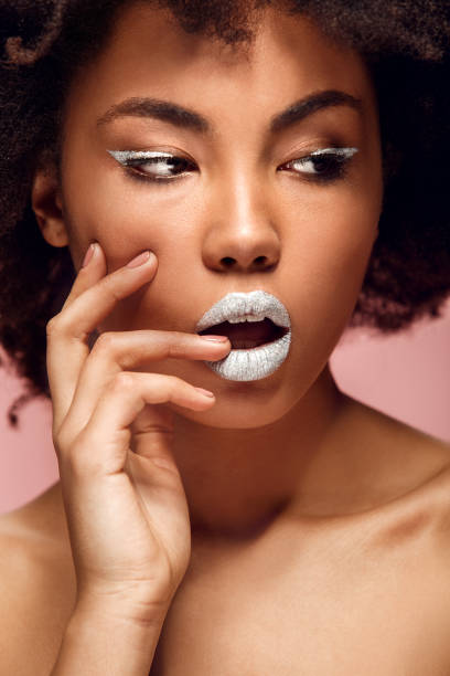 junge afrikanische frau isoliert auf rosa wand studio mode stilvolles make-up berühren lippen - afro amerikanischer herkunft stock-fotos und bilder