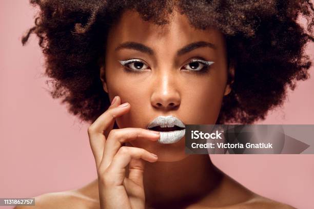 Junge Afrikanische Frau Isoliert Auf Rosa Wand Studio Mode Stilvolle Makeup Sinnlichkeit Stockfoto und mehr Bilder von Afrikanischer Abstammung
