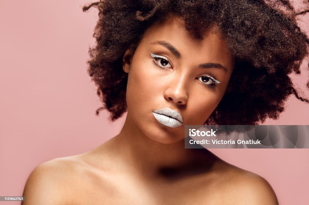 Junge afrikanische Frau isoliert auf rosa Wand Studio Mode stilvolles Make-up gelostet - Lizenzfrei Afrikanischer Abstammung Stock-Foto