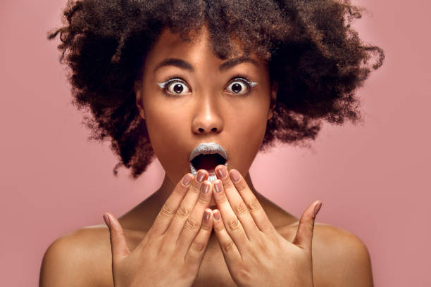 junge afrikanische frau isoliert auf rosa wand studio mode stilvolles make-up schockiert - afro amerikanischer herkunft stock-fotos und bilder