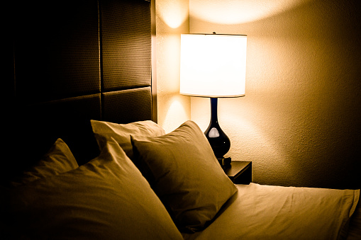 Dormitorio por la noche photo