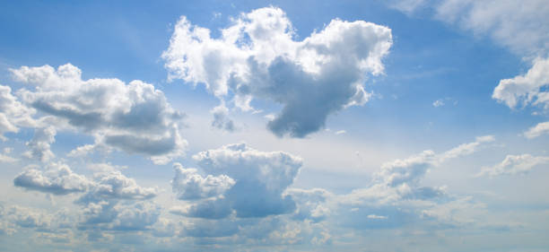 nuages de cumulus légers dans le ciel bleu. - cumulus cloud condensation sky blue photos et images de collection