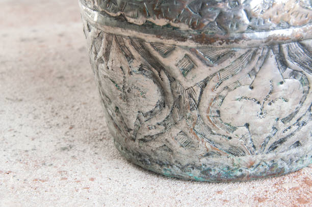 fim do vaso do metal do vintage acima - fern flower pot plant decorative urn - fotografias e filmes do acervo