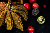 sternanis-und-mehrfarbige-kugeln-duftenden-paprika-auf-schwarzem-hintergrund-nahaufnahme-makro.jpg?b=1&s=170x170&k=20&c=Ng9uuqiHolna_W8fpzeO2n0iMIN0-VymPWeNUtHqO0k=