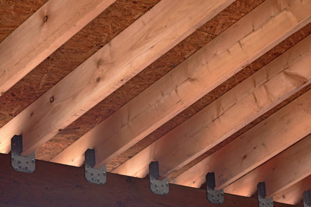 nueva vista de trusses de techo desde abajo - home addition attic timber roof beam fotografías e imágenes de stock