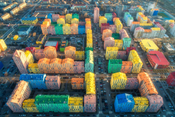 日落時歐洲城市五顏六色的建築鳥圖。在烏克蘭基輔的街道上, 有五顏六色的房屋、汽車的城市景觀。頂部視圖。城市景觀。市區的航拍照片 - kiev 個照片及圖片檔