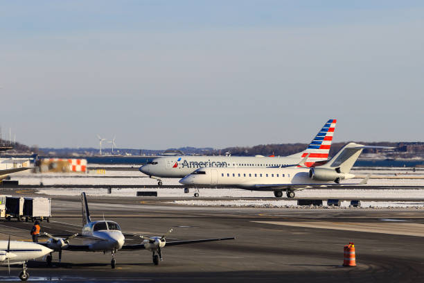 american airlines boeing 737 max boston logan 'dan dışarı aldı - boeing 737 max stok fotoğraflar ve resimler