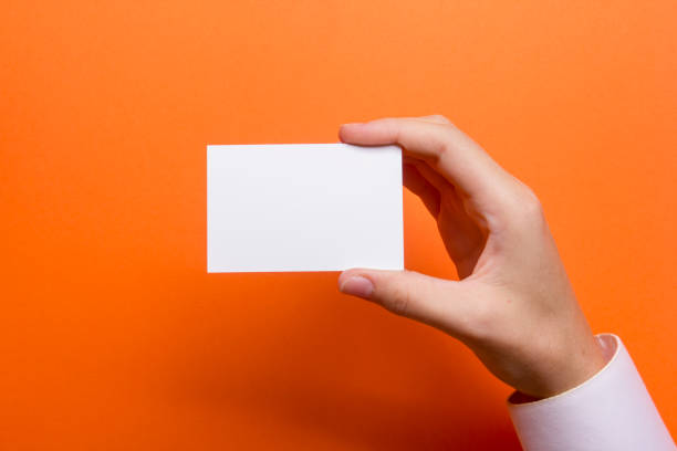 рука проведения визитная карточка пустой на абстрактном фоне - identity advertise business card id card стоковые фото и изображения