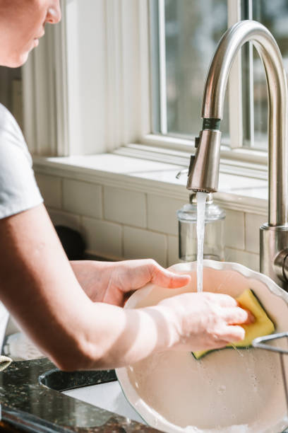 istock Woman washing dishes 1131901381