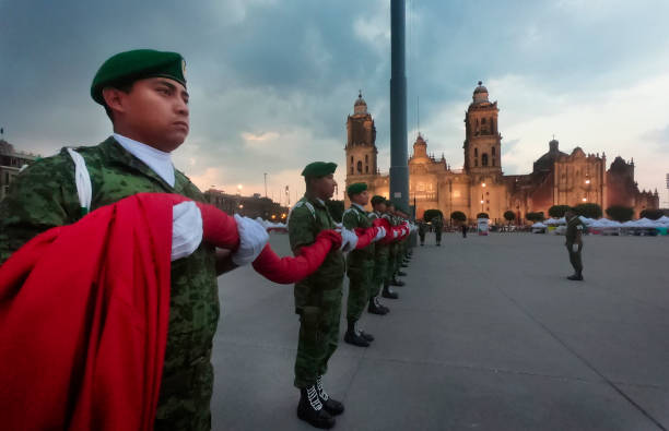 honor guards descending the flag at the constitution square in mexico - guard of honor imagens e fotografias de stock