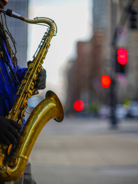 ulica saksofon czerwony bokeh - playing an instrument vertical blurred motion outdoors zdjęcia i obrazy z banku zdjęć