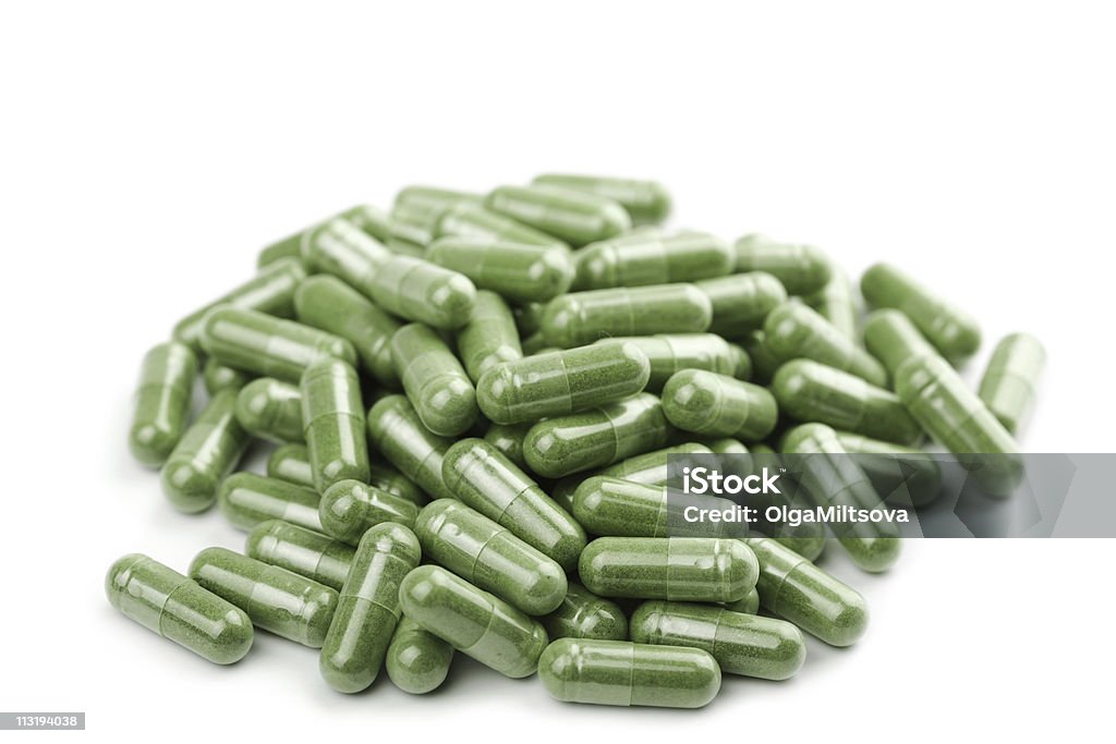 Cápsula verde pílulas isoladas - Foto de stock de Amontoamento royalty-free