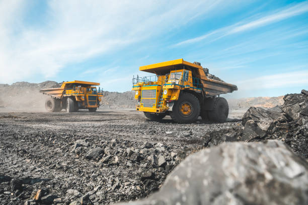 gran camión de descarga de cantera. cargando la roca en dumper. cargando el carbón en el camión del cuerpo. producción de minerales útiles. maquinaria minera de camiones mineros, para transportar carbón a cielo abierto como la producción de carbón - mining fotografías e imágenes de stock