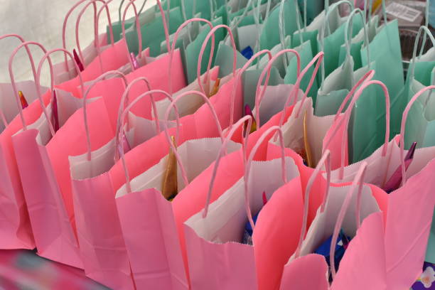różowe i turkusowe torby na prezenty urodzinowe - goodie bag zdjęcia i obrazy z banku zdjęć