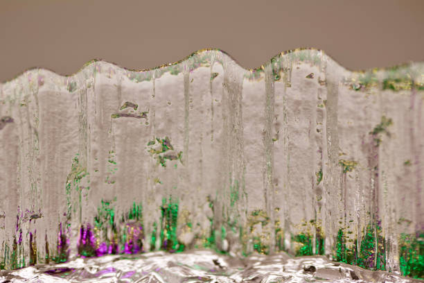 makro-abstract einer defokussierten gefrosteten bleikristallglasschale, die farben bricht - frosted glass glass textured crystal stock-fotos und bilder