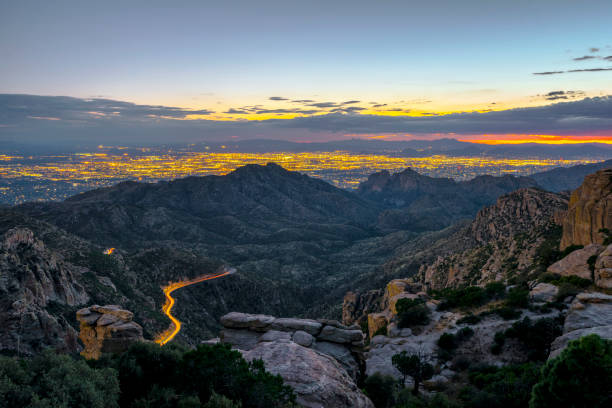 tucson, arizona en regardant de mt lemmon dans l'heure du soir - mt lemmon photos et images de collection