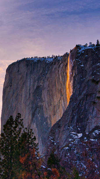 firefall no parque nacional de yosemite - yosemite national park winter waterfall california - fotografias e filmes do acervo