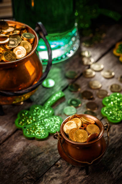 vaso pieno di monete d'oro - photography metal traditional culture full foto e immagini stock