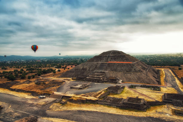 Teotihuacan, the Pyramid of the sun The Pyramid of the Sun is the largest building in Teotihuacan, believed to have been constructed about 200 CE, and one of the largest in Mesoamerica. mexico state photos stock pictures, royalty-free photos & images
